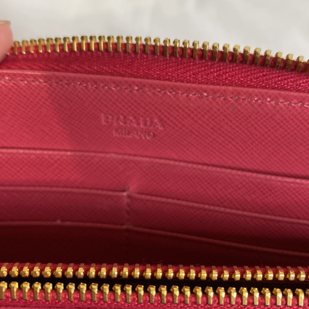 Prada - Picture 3 of 5
